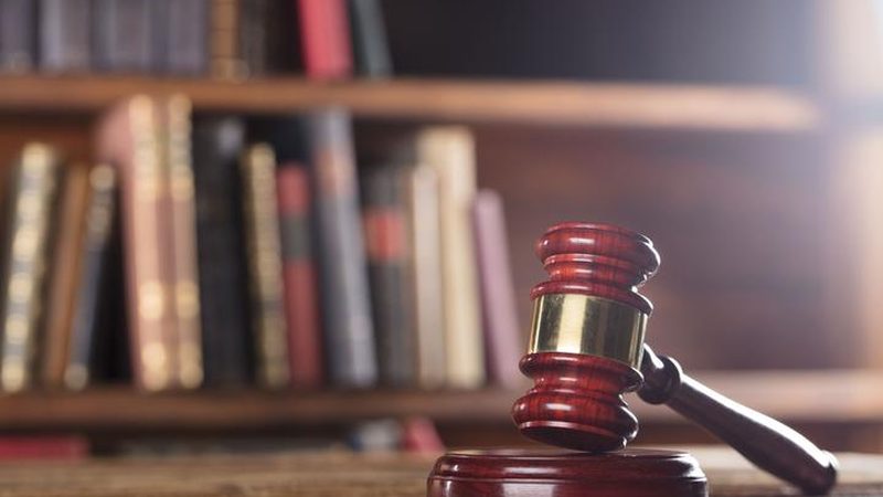 在实际操作中，变更监事是否需要本人到场，主要取决于以下因素：